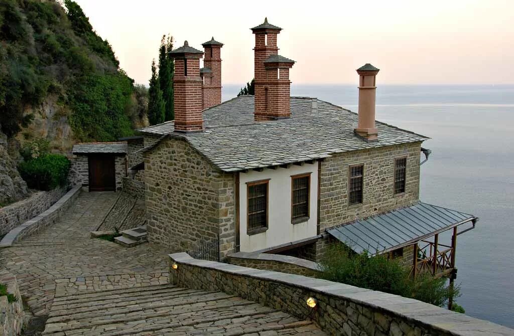 Монастырь симонопетра афон. Соловецкие острова спасо-преображенский соловецкий монастырь. Монастырское землевладение на руси 16 век. Общежительный устав сергия радонежского. Монастырь симонопетра.