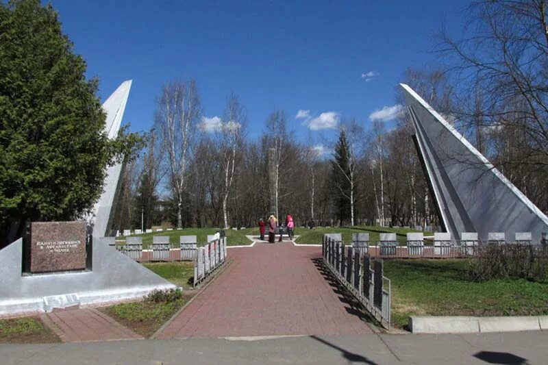 Кириши памяти павших. Кириши памяти павших. Мемориал памяти павших кириши. Братское захоронение кириши. Кириши памятник вечный огонь.