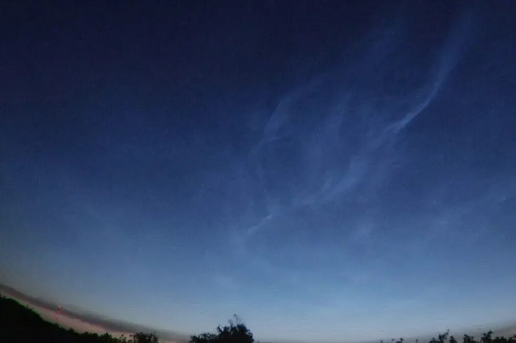 странное свечение в небе. гало в омске. черный дым, или облака над омском, что это в 2 ночи 23|24 февраля. небо над омском. серебристые облака.