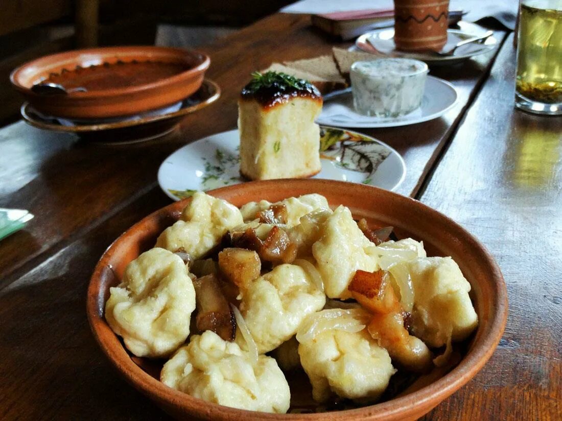 Галушки с луком. Галушки украина 17в. Жижиг галнаш с требухой. Галушки с дрожжевого теста. Галушки.