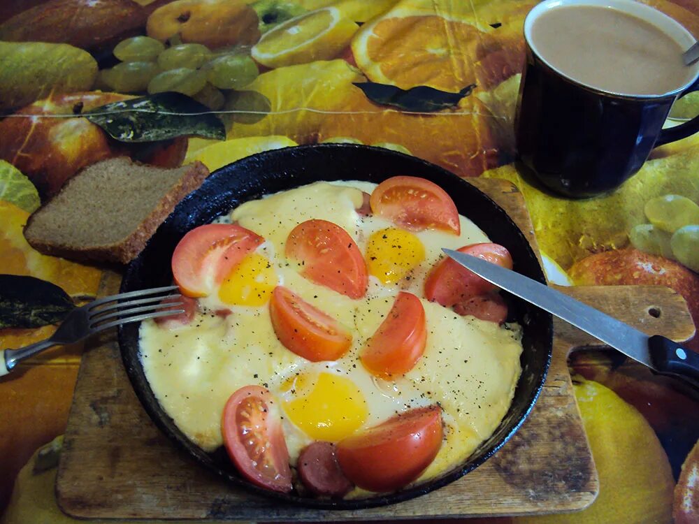 Домашний завтрак. Яичница для завтрака. Утренняя яичница. Омлет на завтрак.