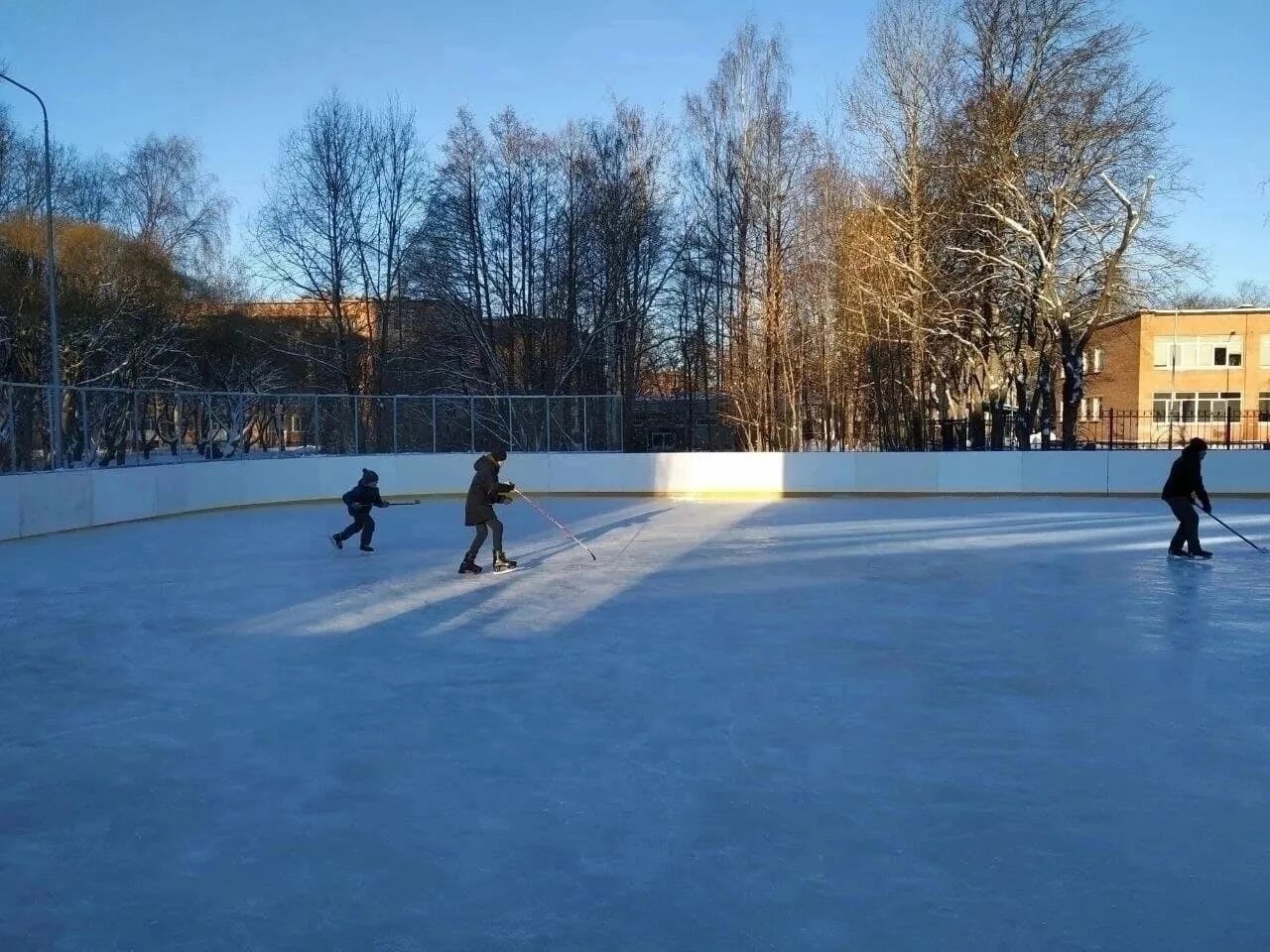 Каток сосновый кемерово расписание. Каток Сосновый Бор Новосибирск. Каток в Сосновом Бору Новосибирск 2022. Каток Сосновый Бор Ленинградская область. Каток в Сосновом Бору Ленинградской области 2022.