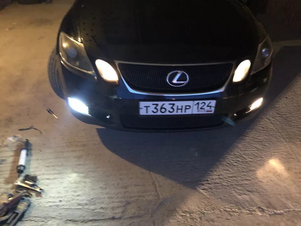 Лампы gs300. Лампочка в туманки gs 300. диоды в туманки lexus gs 300. туманки лексус gs300 лед лампы светят вверх. lexus gs s190 фары led.