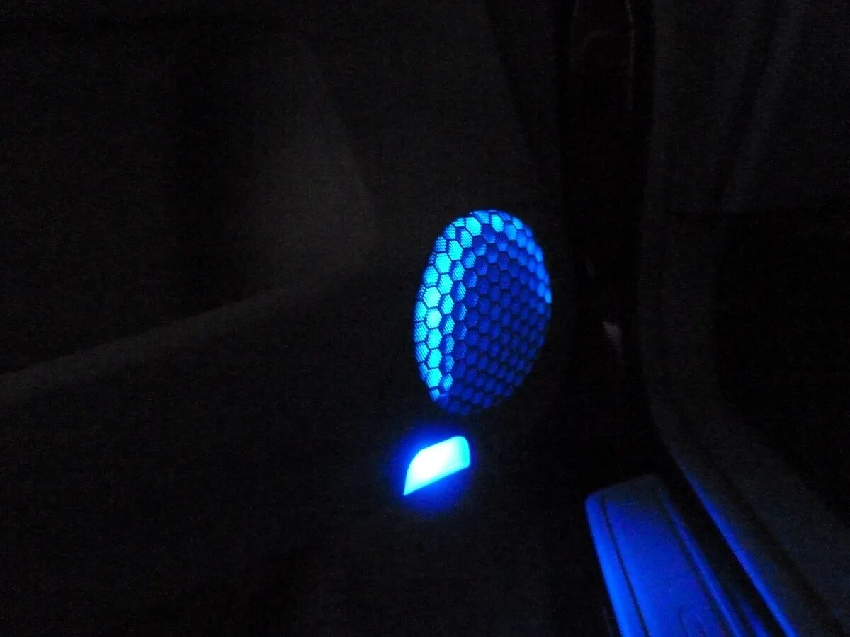 Включить подсветку 10. Подсветка колонок автомобиля. Подсветка динамиков в авто. Колонки с подсветкой для авто. Сетки для динамиков с подсветкой.