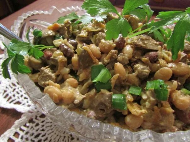 Фасоль с говяжьей печенью. Салат с куриной печенью и фасолью. салат из печени с фасолью. салат с печенью и фасолью. салат печень с фасолью.