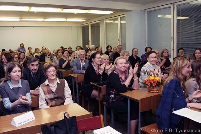 Лингвистика филологический факультет. Славянская филология. Факультет иностранных языков лого. Лингвистика филологический факультет. Лингвистика филологический факультет.