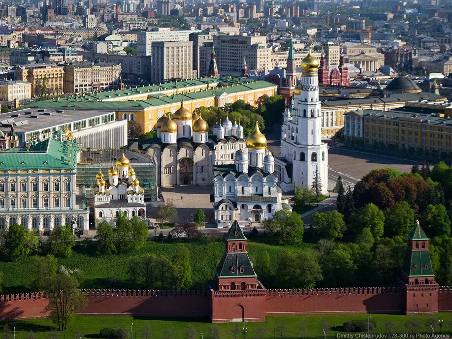 Московский насколько. Соборная площадь Московского Кремля. Соборная площадь Московского Кремля с птичьего полета. Ансамбль Московского Кремля.