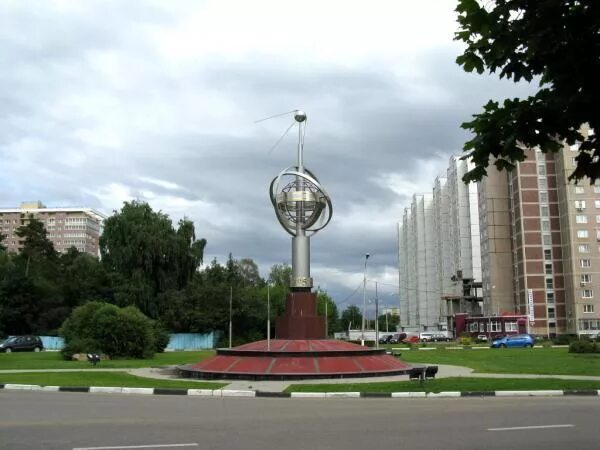 Городской округ королев г королев. Королев памятник спутнику. Монумент первому спутнику Королев. Памятник первому искусственному спутнику земли в Королеве. Первый искусственный Спутник Королев памятник.