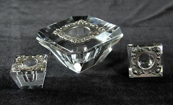 Хрустальные вазы для цветов. Металл хрусталь. Ваза для печенья с крышкой. Хрустальные вазы с металлическим ободком. Подсвечники из серебра фото.