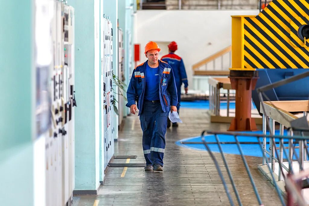 Оперативный персонал. Униформа работника гэс. Чиркейская гэс сейсмика. Загэс работники. Васильев виктор гэс красноярск.