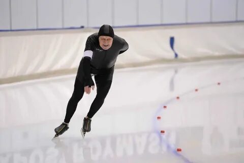Конькобежец бросивший в горизонтальном