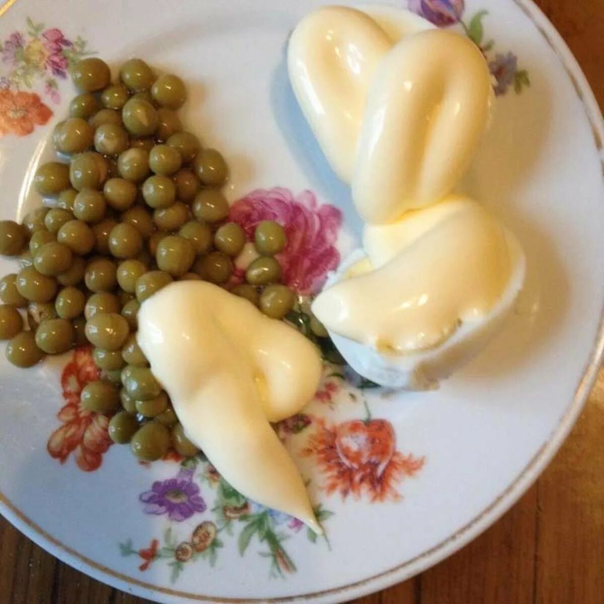 Яйцо с майонезом и горошком. Яйцо под майонезом. яйцо с горошком под майонезом. яйцо с зеленым горошком и майонезом. яйца под майонезом с гарниром.