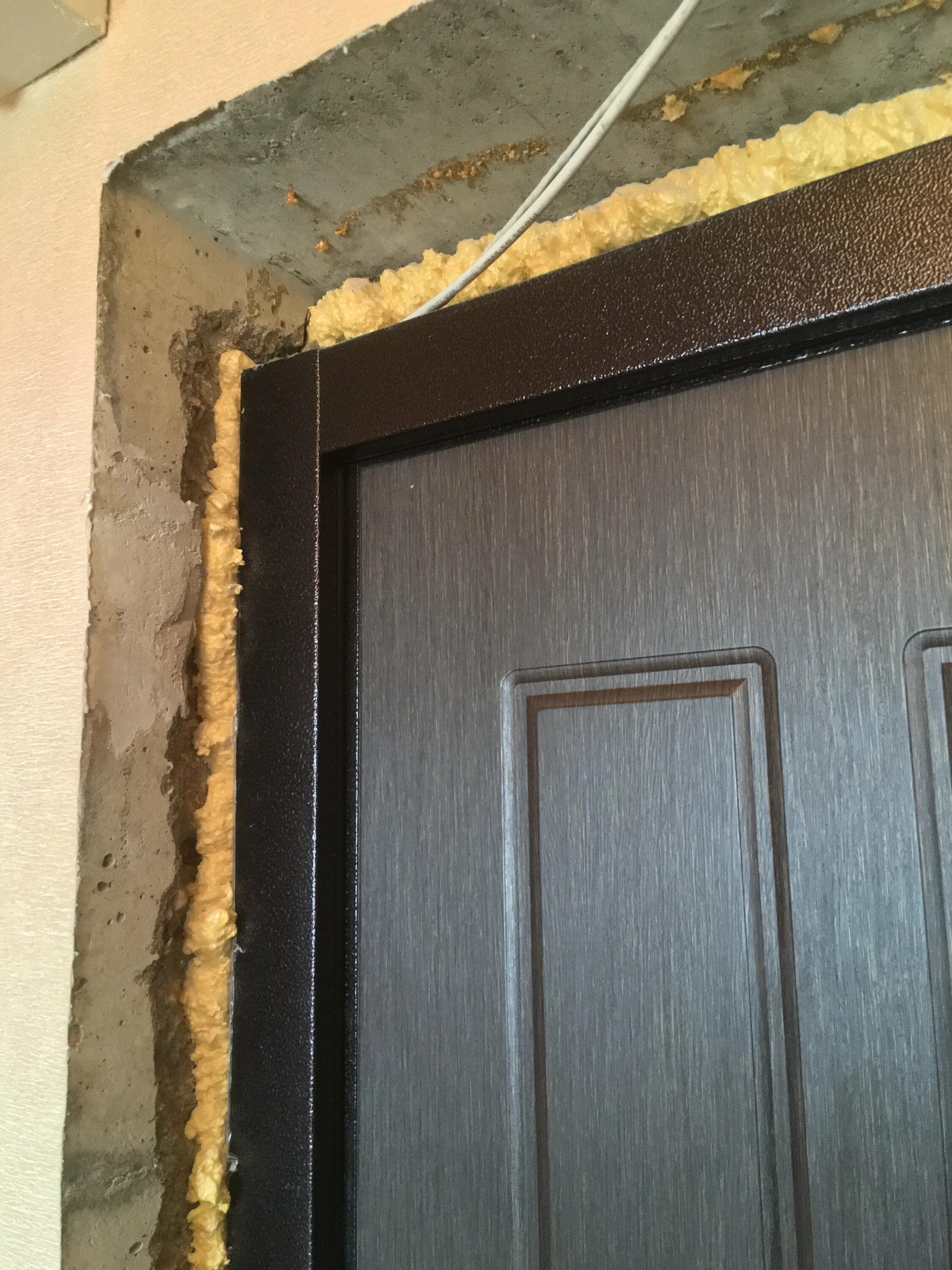 Отделка откосов дверей. Отделка дверного проема межкомнатной двери. Отделка откосов входной двери. Как красиво сделать откос. Отделка пластиковых окон.