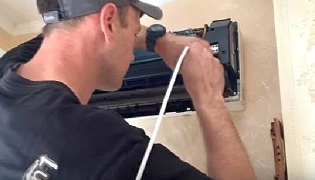 Как почистить дренажную. Трубка слива конденсата peugeot 406. Фиат альбеа дренаж кондиционера. Lessar 12 дренаж кондиционера. Как почистить дренажную.