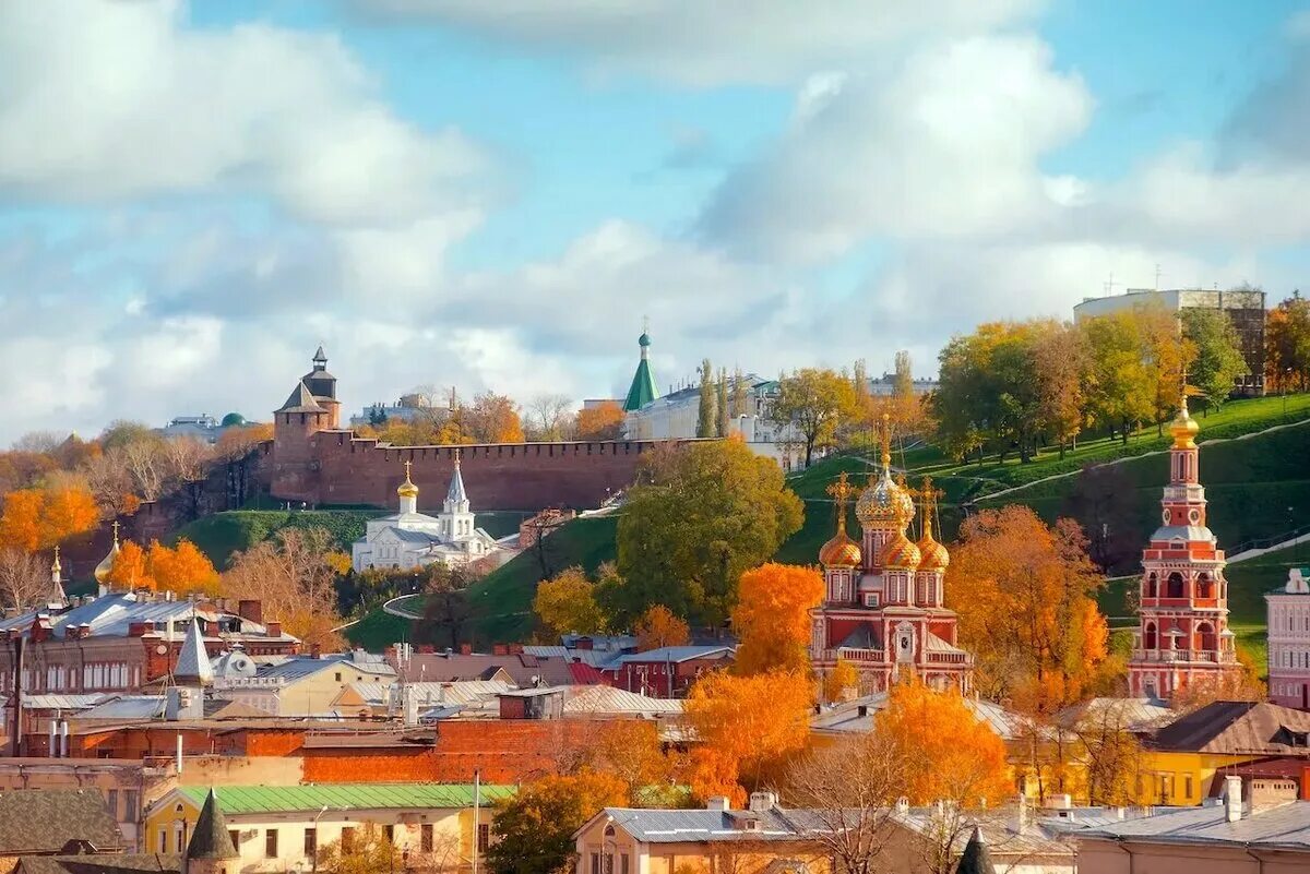 Октябрь нижний новгород. Город Нижний Новгород. Осенний Кремль Нижний Новгород. Нижний Новгород осень Новгород. Нижегородский Кремль осень.