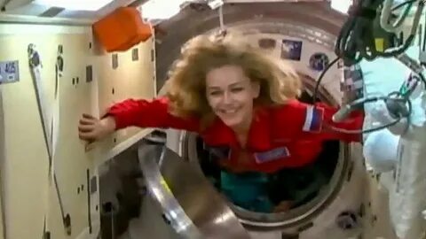 Какая 1 девушка полетела