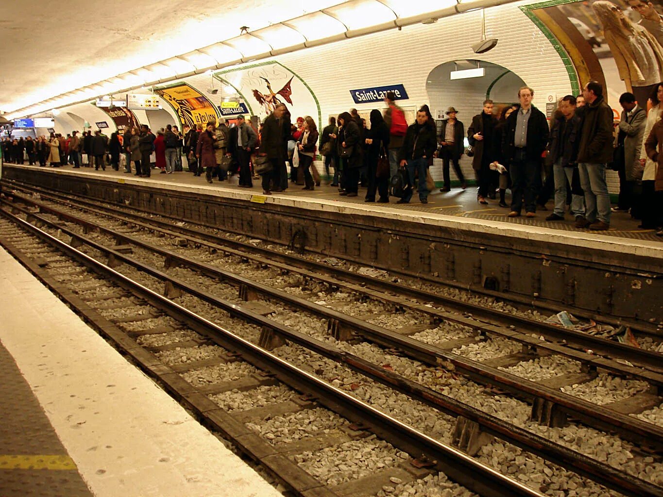 Париж 13 метро. Metro Paris Station Saint Lazare ligne 13. Метро Парижа. Парижское метро.