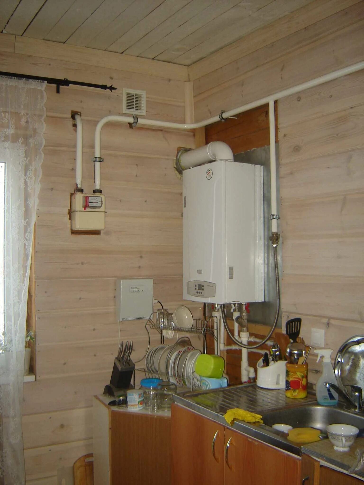 Напольный котел на кухне в частном доме. Установка газового котла на кухне частного дома. Газовый котел в нише. Установка газового котла на кухне частного дома. Индивидуальное газовое отопление в квартире.