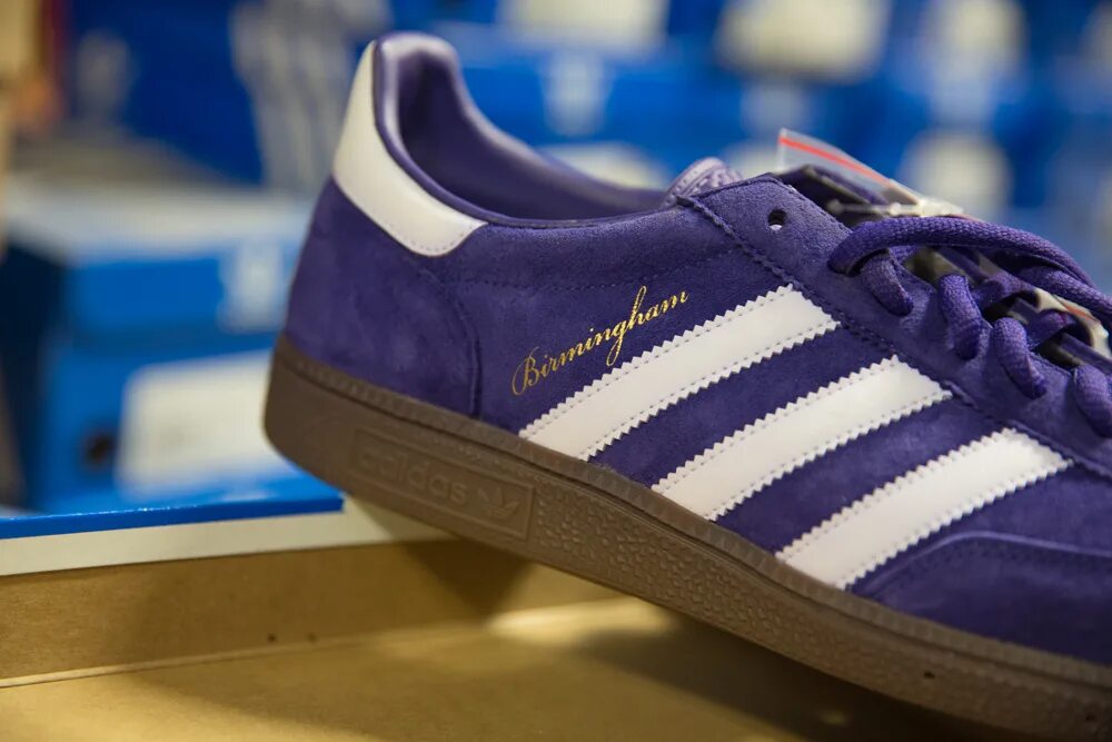 Адидас коял. Adidas Spezial Purple. Адидас Классик 1999. Кроссовки адидас Сити Сериес. Адидас Spezial фиолетовые.