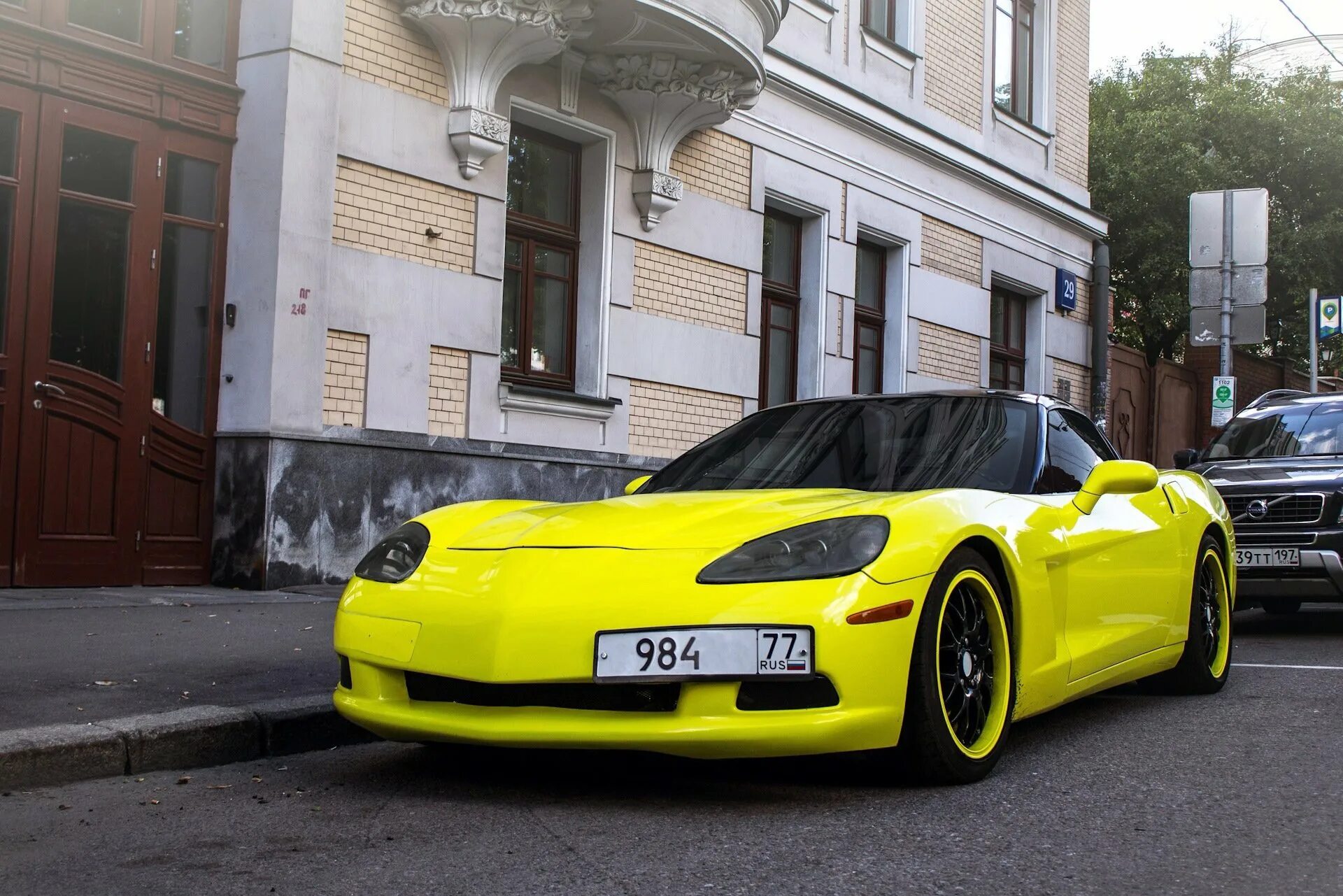 Какая машина у мажора в 1. Corvette c6 желтый. Шевроле Корвет желтый. Chevrolet Corvette c6 мажор. 326 Power Corvette c6.