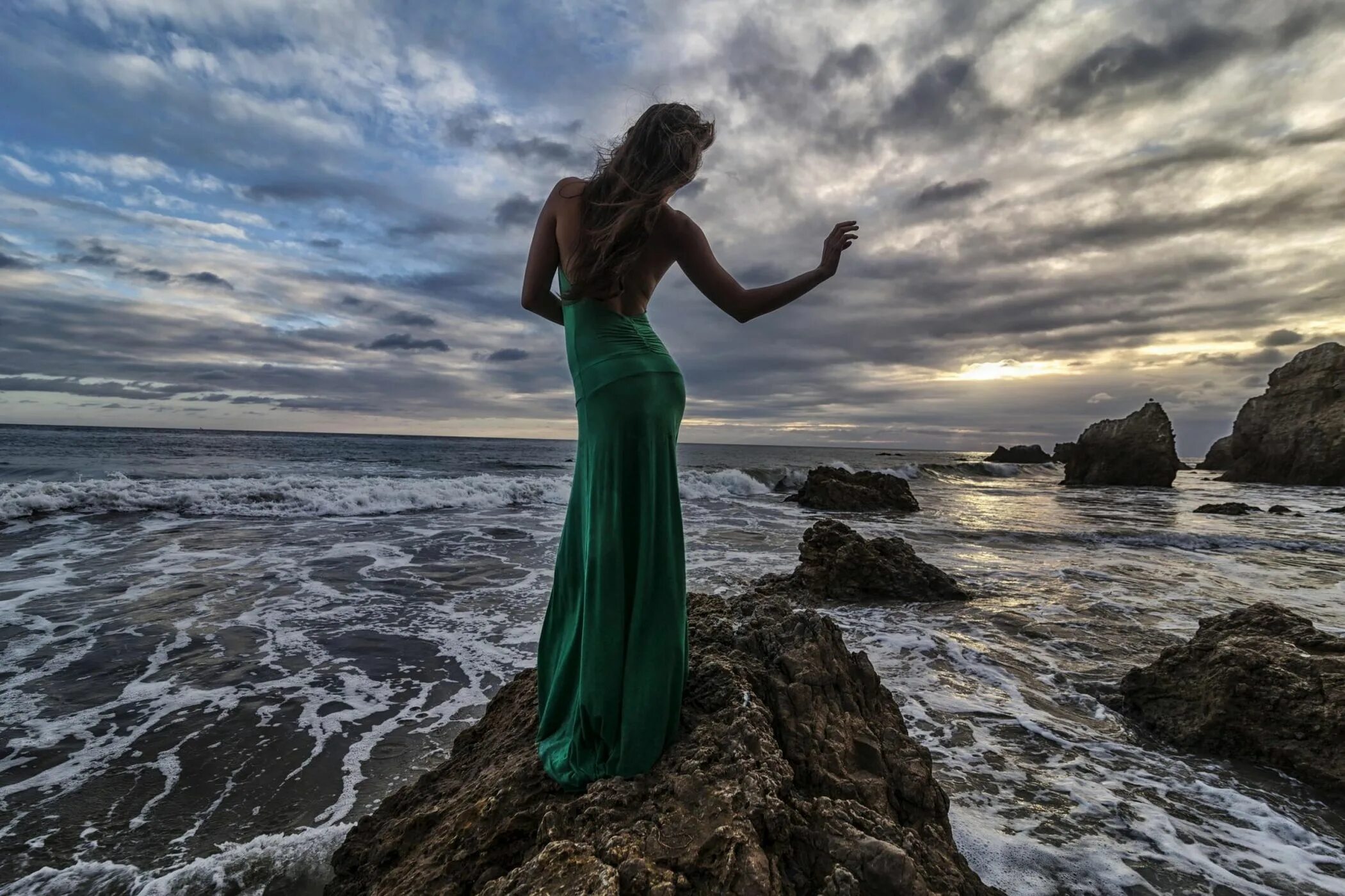 Девушка-море. Девушка на берегу моря. Девушка в длинном платье. Фотосессия на море в длинном платье.