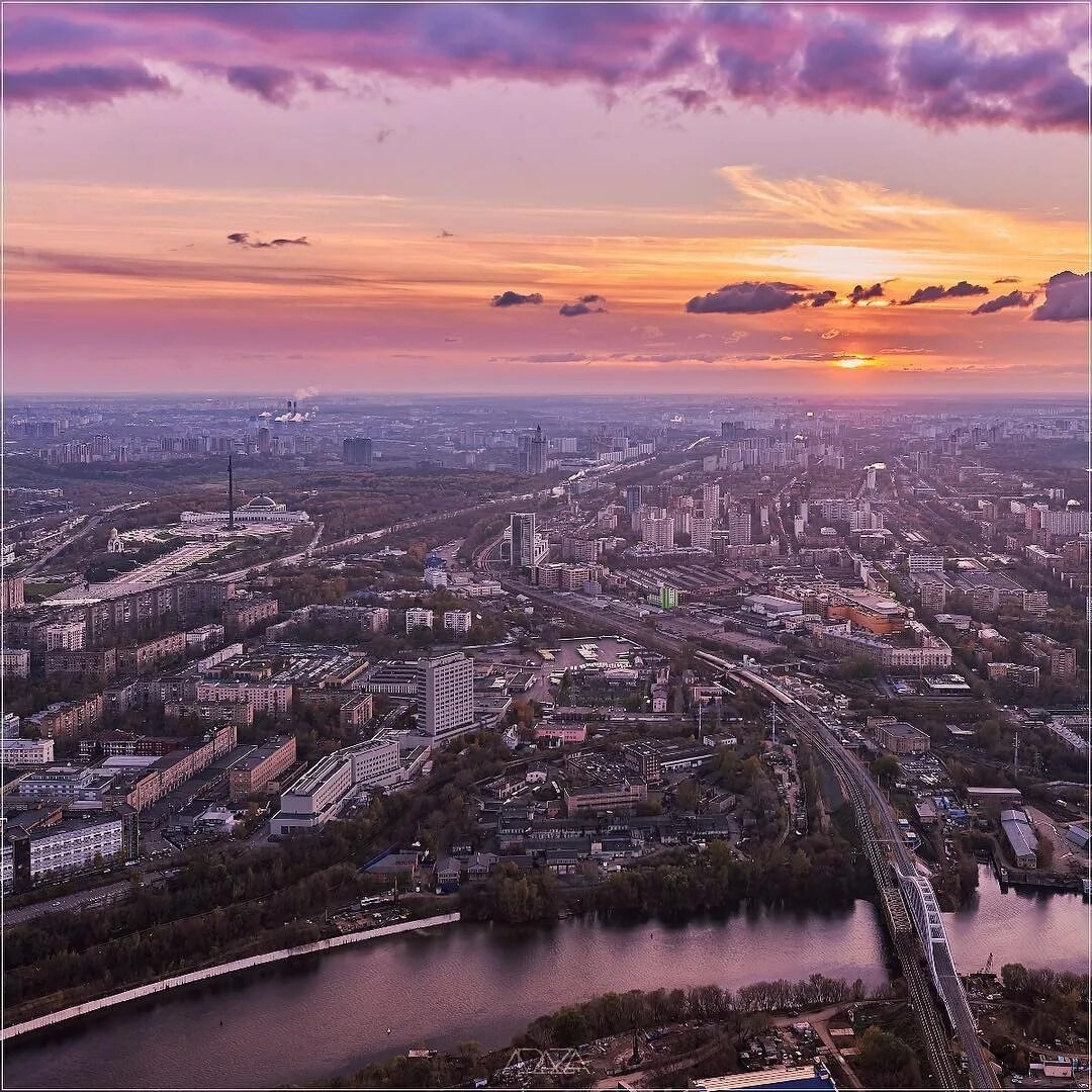 Доброе утро москва. Московское утро. Москва панорама закат. Башни Москвы закат. Москва в пять утра.