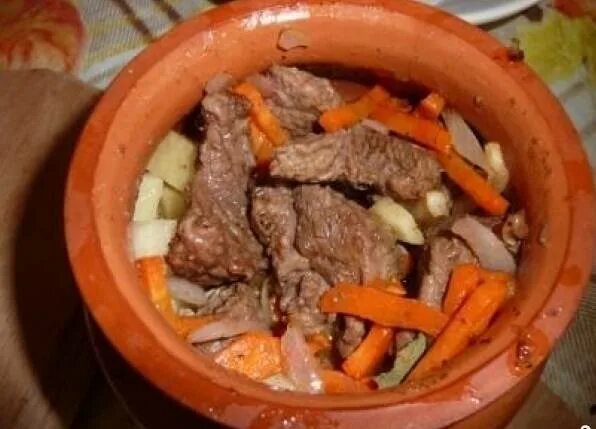 тушеная говядина в горшочке. мясо в горшочках с картошкой. жаркое казань жаркое с черносливом. как приготовить говядину с картошкой в горшочках. говядина в горшочках с картошкой.