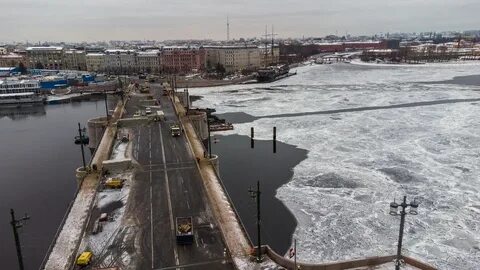 Зачем разводятся мосты в столице северных слушать