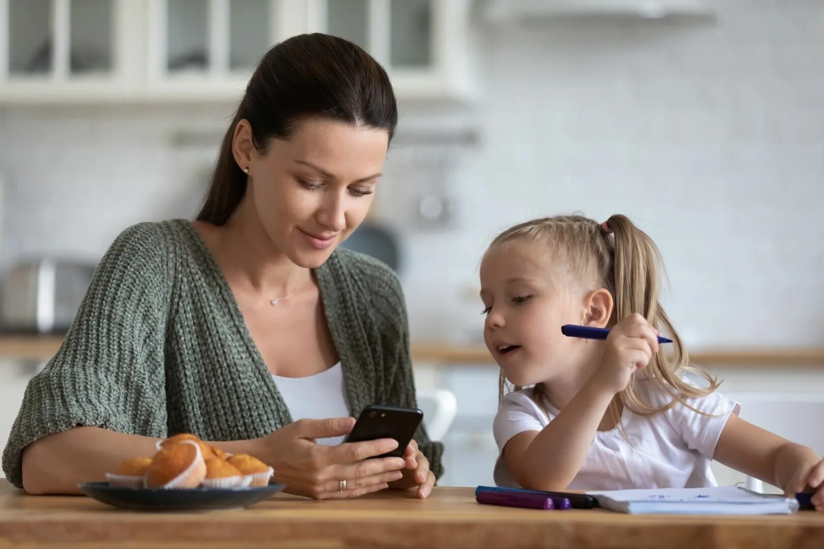 Parents chatting. Мама со смартфоном. Мама со смартфоном и ребенком. Мама с мобильником и малыш. Мама с ребенком с телефоном.