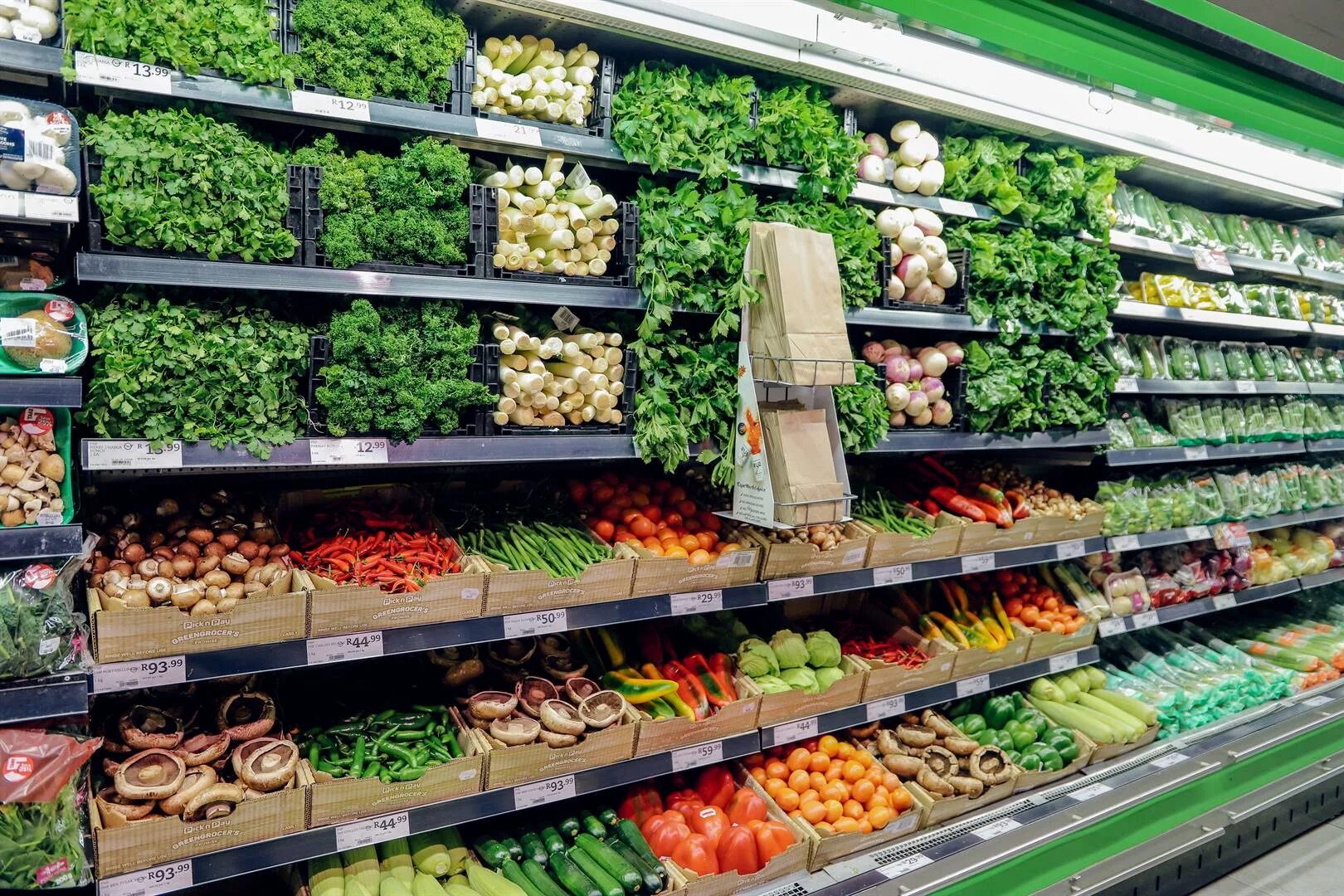 Vegetables shop. Прилавок с овощами и фруктами. Выкладка овощей. Выкладка овощей и фруктов в магазине. Овощи в супермаркете.