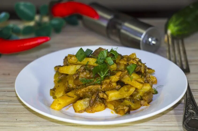 салат с грибами. салат говядина соленый огурец. бефстроганов из говядины с солеными огурцами. бефстроганов из говядины с солеными огурцами. салат шахтёрский с солёными огурцами и говядиной.