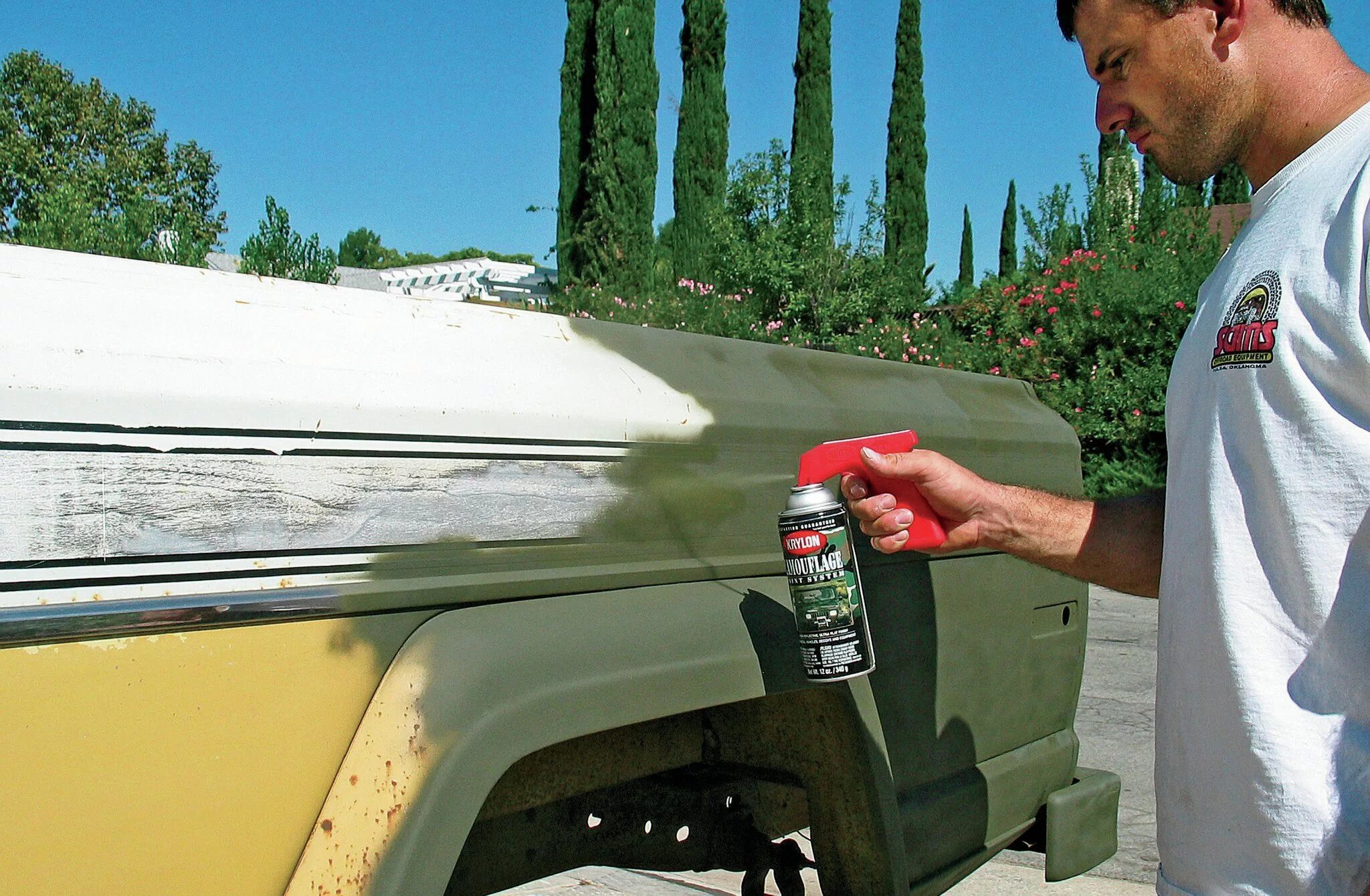 Краска полосит. Покраска машины баллончиком. Покраска двери авто. Покраска акрилом из баллончика. Покрасили машину из баллончика.