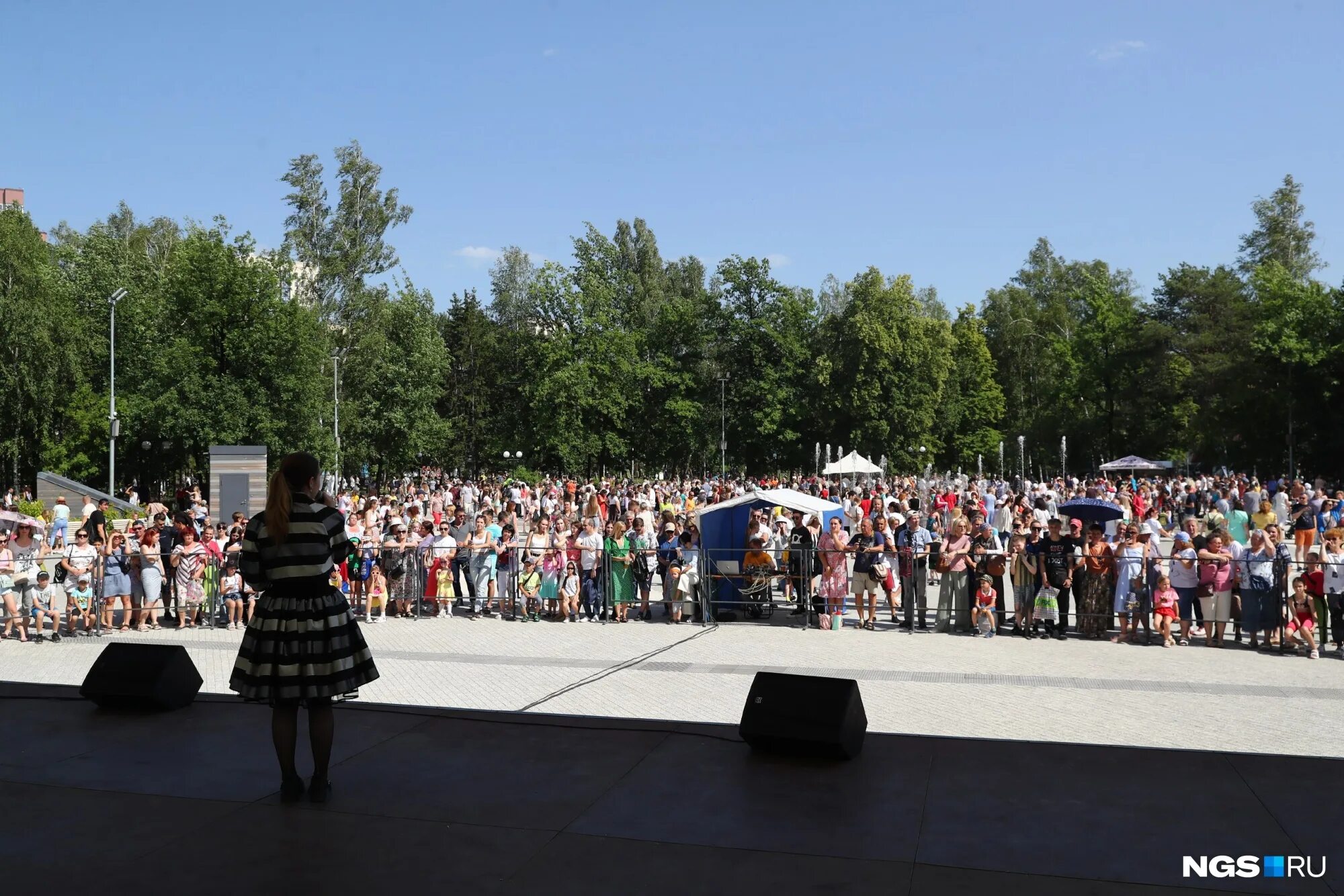 Сцена в парке. День города Новосибирск. День города фото. Люди в городе. День города новосибирск 2024