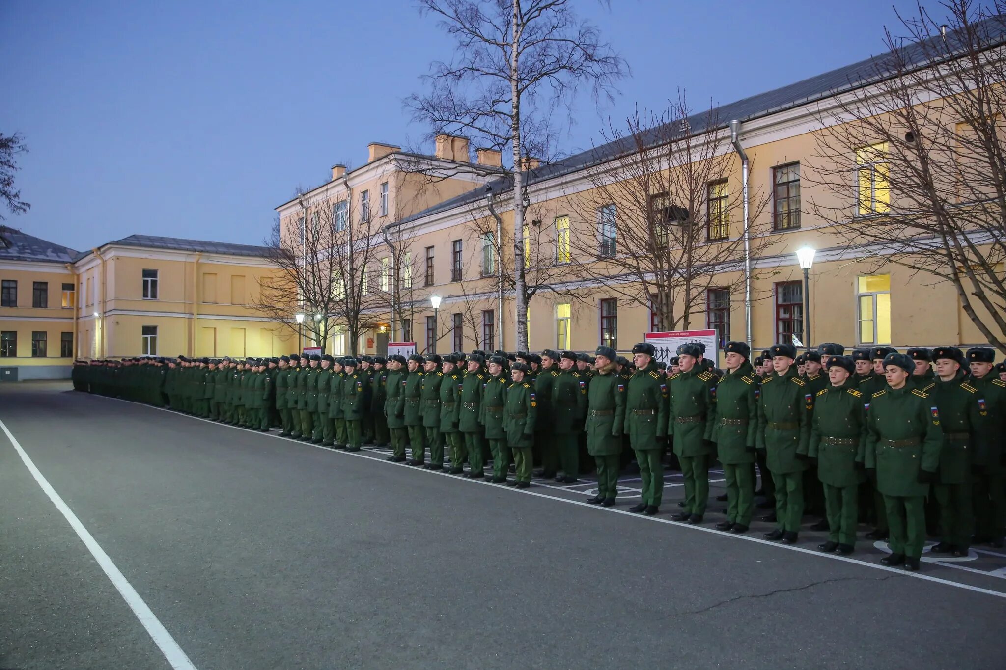 Парадный плац. Плац 4 факультета Можайки. Строевая подготовка военнослужащих. Парадный плац фантастика. Какую военную задачу выполняет военно Космическая Академия.