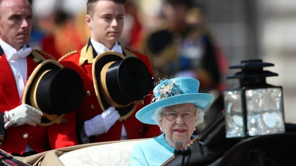 Родился в англии. The Trooping of the Colour в Великобритании. Королева на параде Trooping the Colour. День рождения королевы Англии парад. Trooping the Colour праздник.
