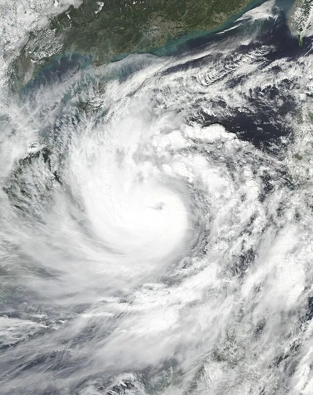 Тайфун. Тайфун-е. Тайфун фото. Тайфун высота. Тайфун море
