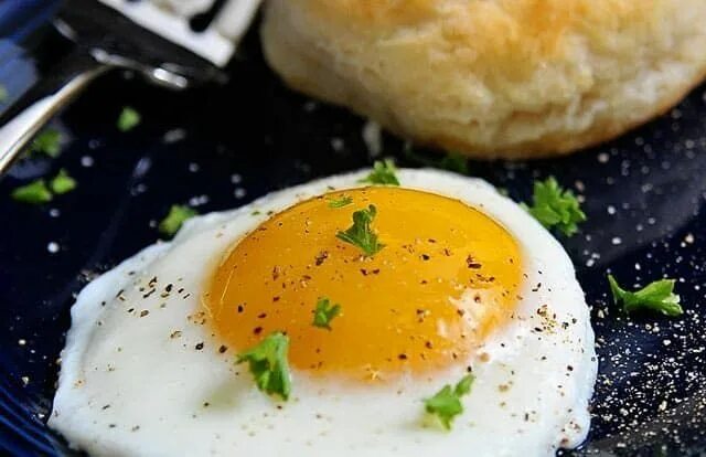 Eggs up. Яйцо Sunny Side. Санни Сайд ап яйца. Sunny Side up Egg Tomato. Sunny Side Eggs Recipe.