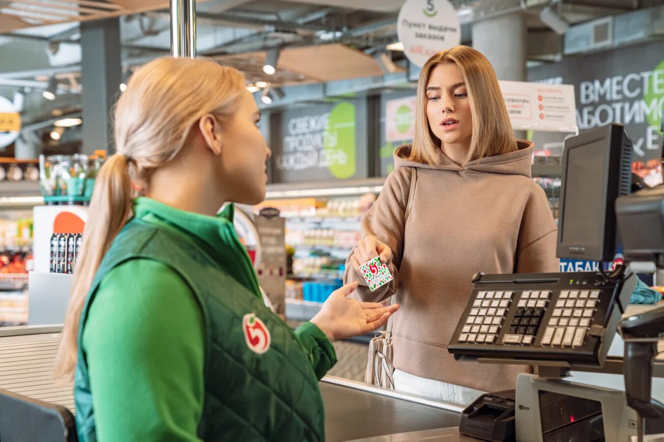 Посетителей следить
