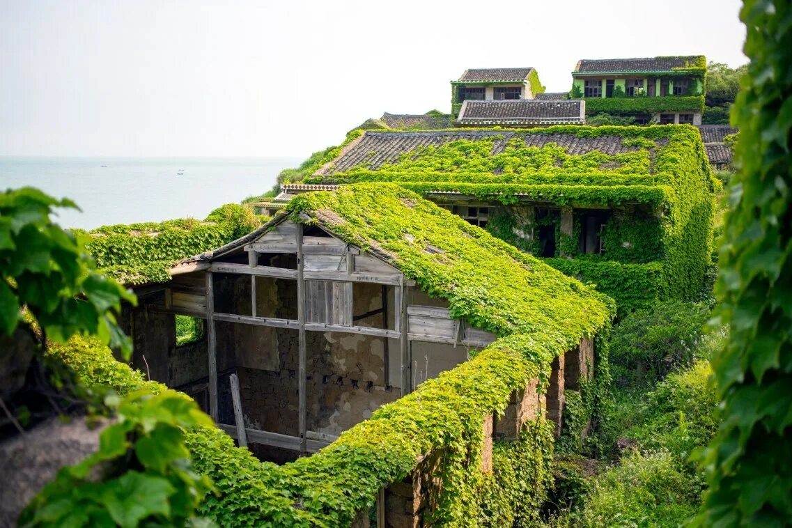 Abandoned village. Архипелаг Шенгси Китай заброшенная Рыбацкая деревня. Рыбацкая деревня в Китае Шенгси. Рыбацкая деревня Хоутоувань. Заброшенная Рыбацкая деревня Хутуван.