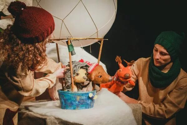 Ежик и медвежонок театр. Ежик и медведь. Спектакль про ежика и медвежонка. Кукольный спектакль про ежика. Детский спектакль про расследование.