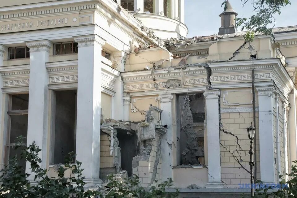 Одесса уничтожить. Одесса уничтожить. Разрушения в одессе 2022. Дом на крыше. Разрушенный дом в одессе.