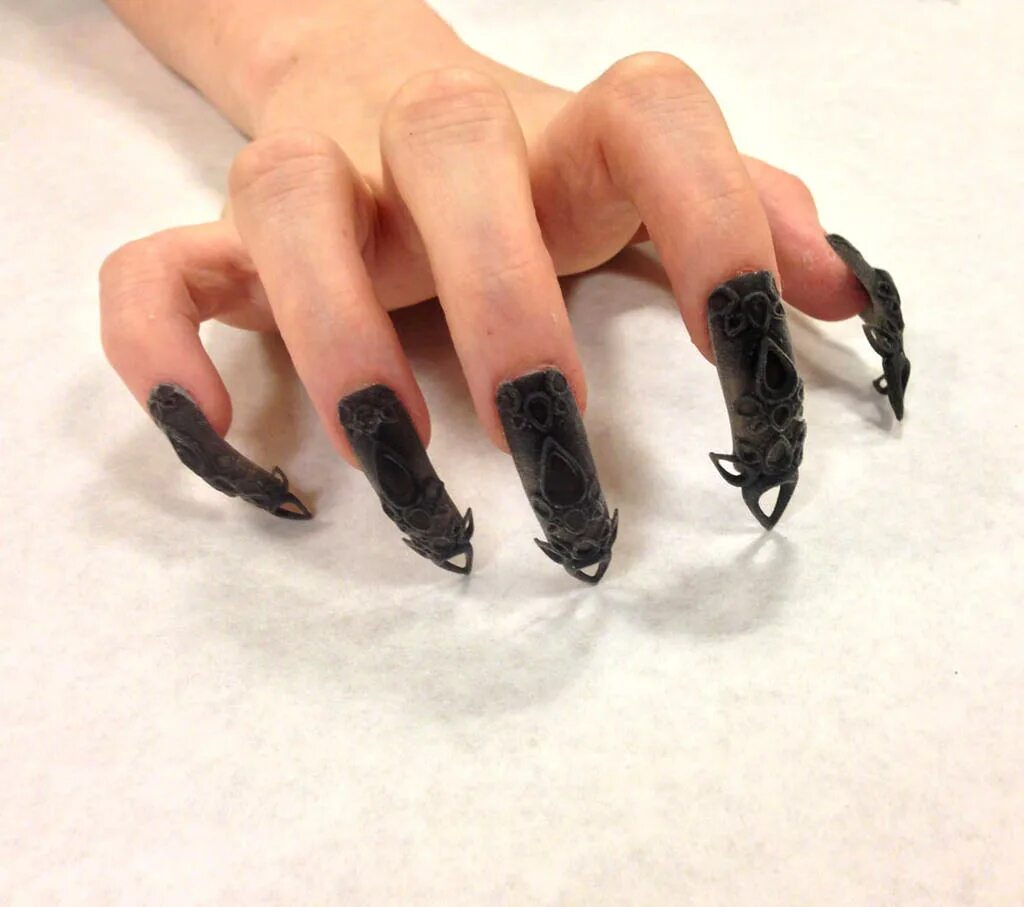 Почему когти черные. Черные стилеты ногти. Треугольные ногти на ногах. Необычный педикюр. Почему когти черные.
