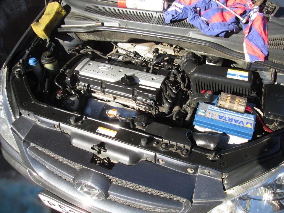 Замена двигателя гетц. Подкапотка hyundai getz. hyundai getz 1.4 моторный отсек. моторный отсек гетц 1.1. hyundai getz 2008 моторный отсек.
