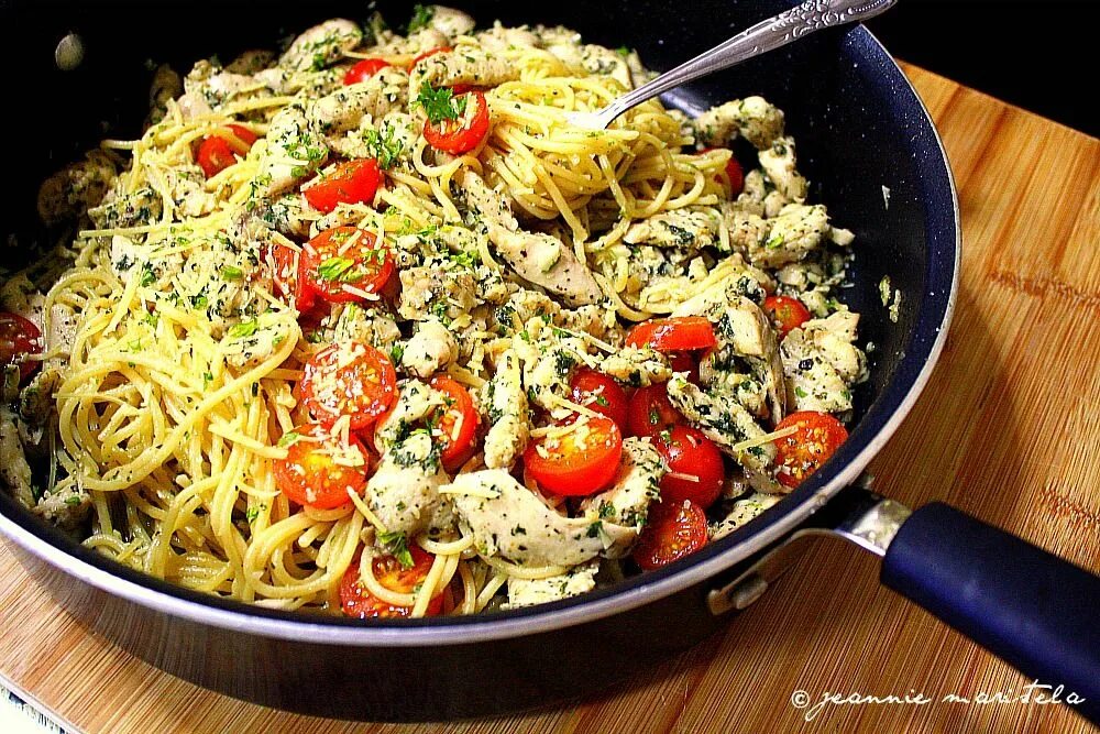 Курица с помидорами и сыром на сковороде. Паста песто с курицей и черри. Паста с песто и курицей и помидорами. Паста с помидорами черри. Паста с курицей и помидорами черри.