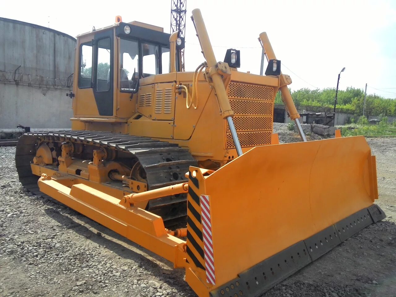 Аренда чтз. Бульдозер т11 чтз. Аренда чтз. Трактор чтз 170. Трактор т 170 бульдозер.