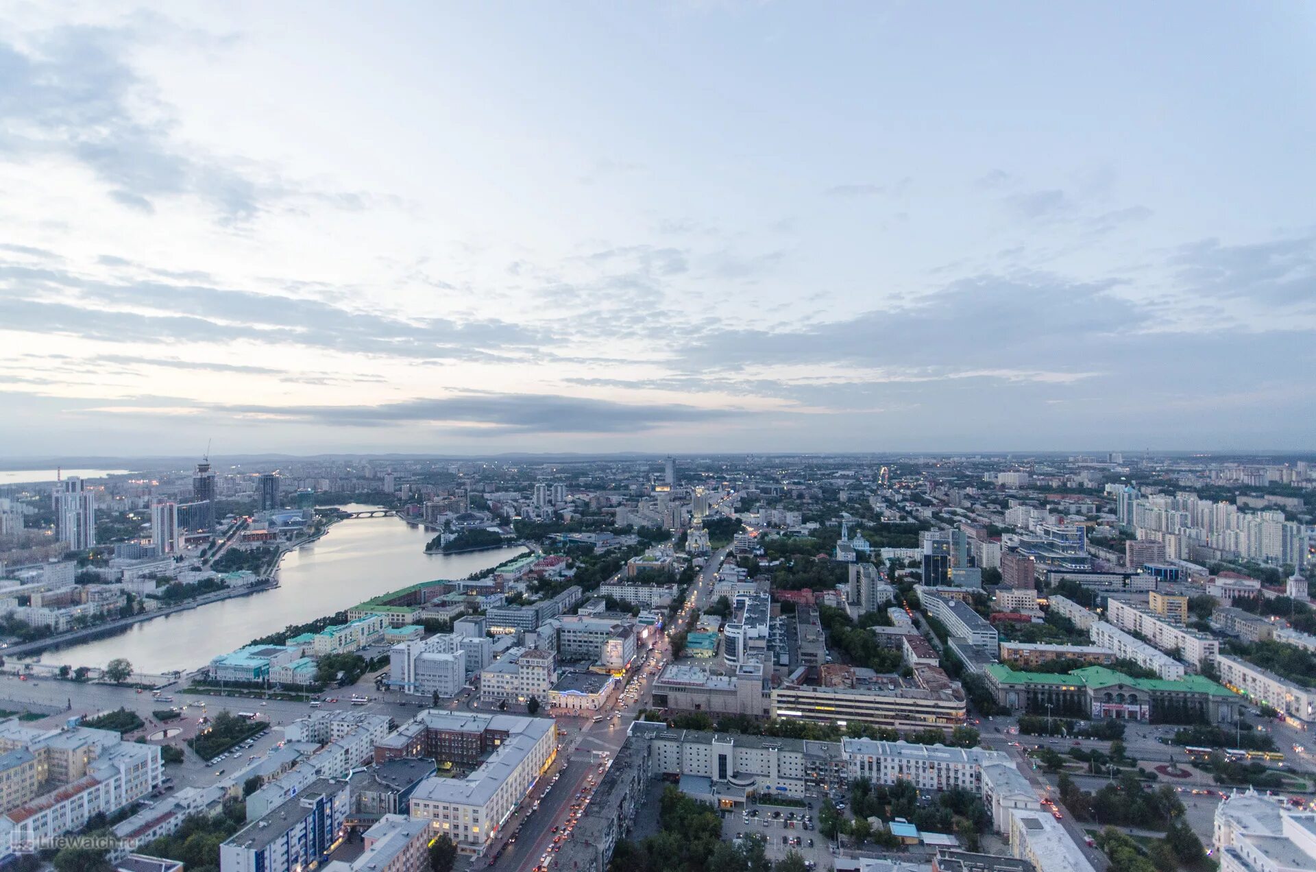 Екатеринбург население. Екатеринбург люди. Население нижнего екатеринбурга. Екатеринбург население. Екатеринбург сити вечером.