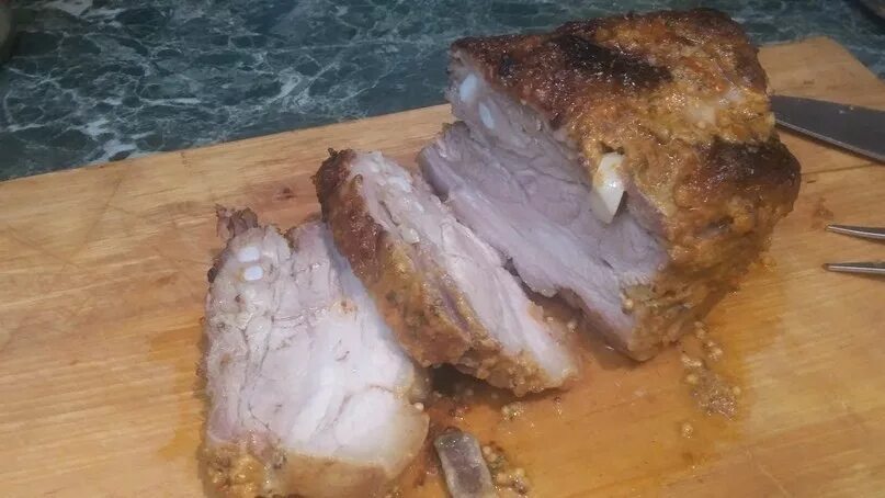 Грудинка свиная запеченная в фольге. Грудинку запечь в фольге куском. Грудинка свиная в духовке в фольге. Грудинку запечь в фольге куском. Грудинка в аэрогриле.