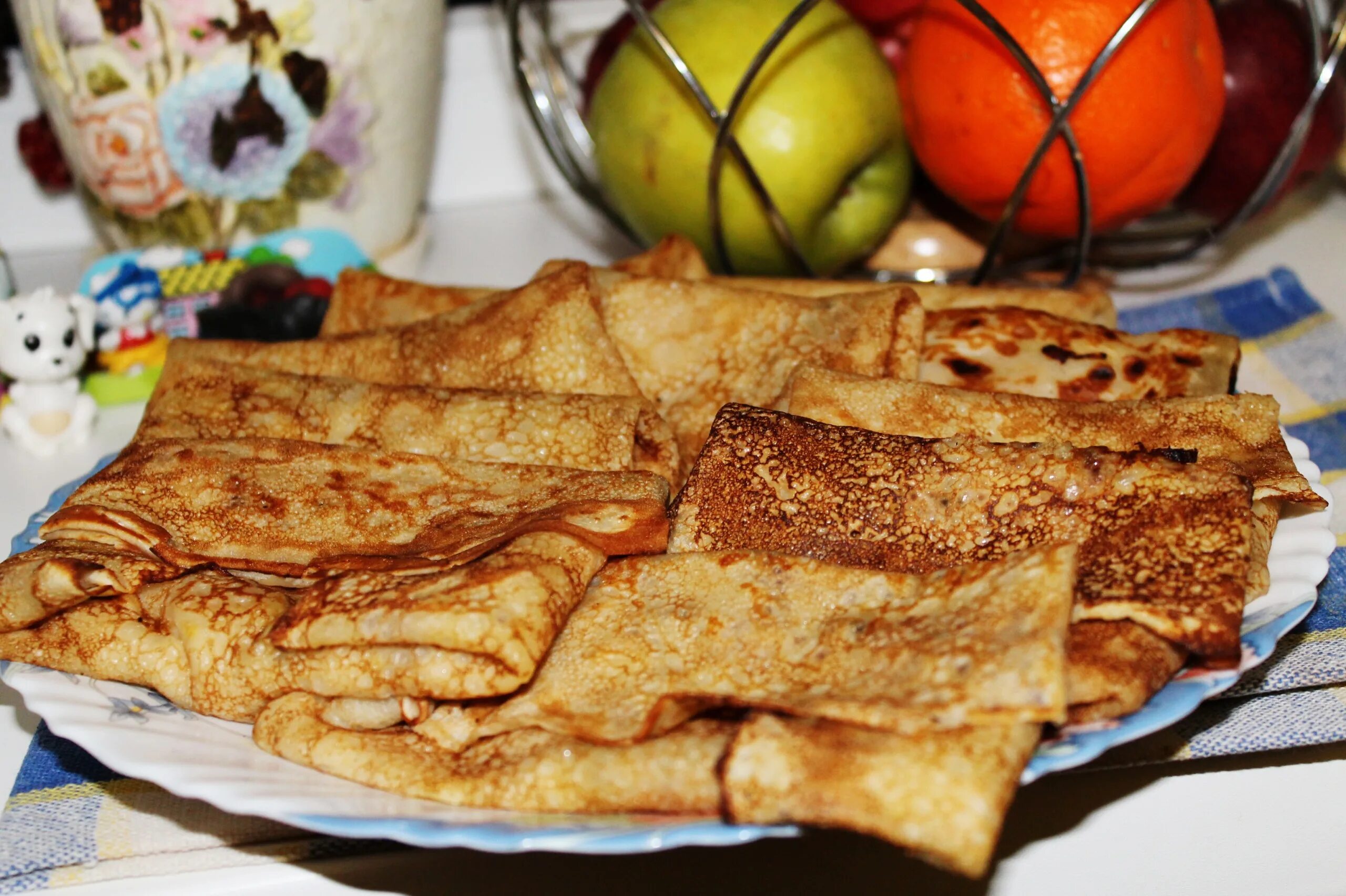 блины на тарелке. блины на молоке. аппетитные блины. первые блины на масленицу. первый блин комом.