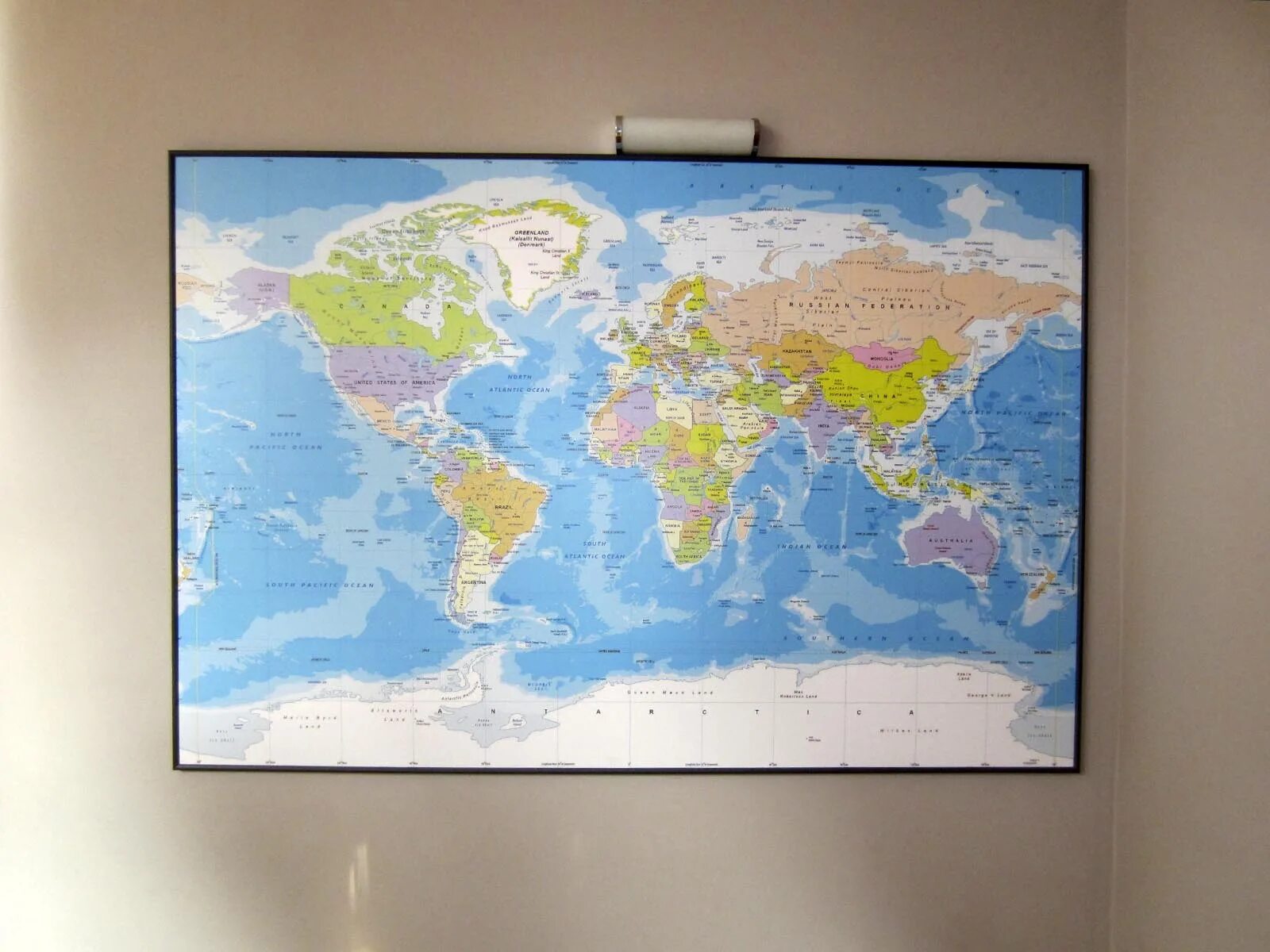 Географические карты дома. Настенная карта. Повесить карту на стену. Повесить карту мира. Карты настенные география.