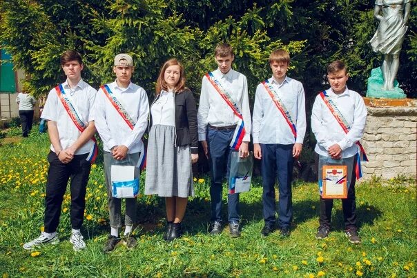 Выпускники школы фото. Последний звонок в калмыкии. Выпускной в школе 2020. Выпускной 11 класс. Фото выпускников российских школ.